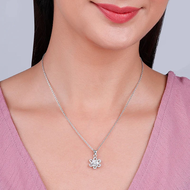 5 Timeless Pendants to Gift Her on the First Day of College