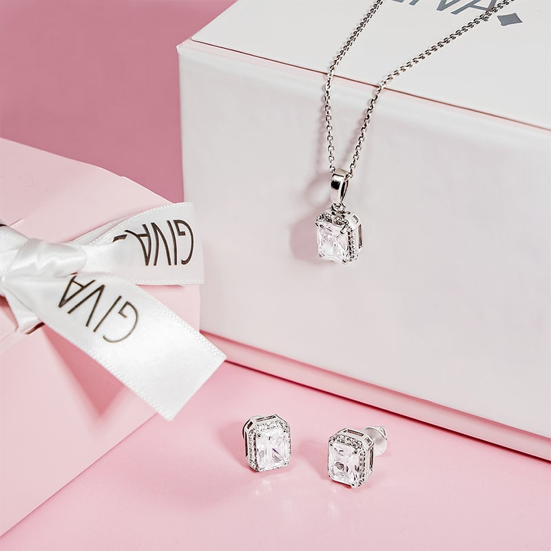 5 Best Personalised Jewellery to Gift Your Loved Ones