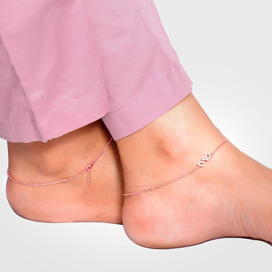 Anklet with pear-shaped zircon motifs and heart-shaped centre, adding a stylish touch to any outfit.