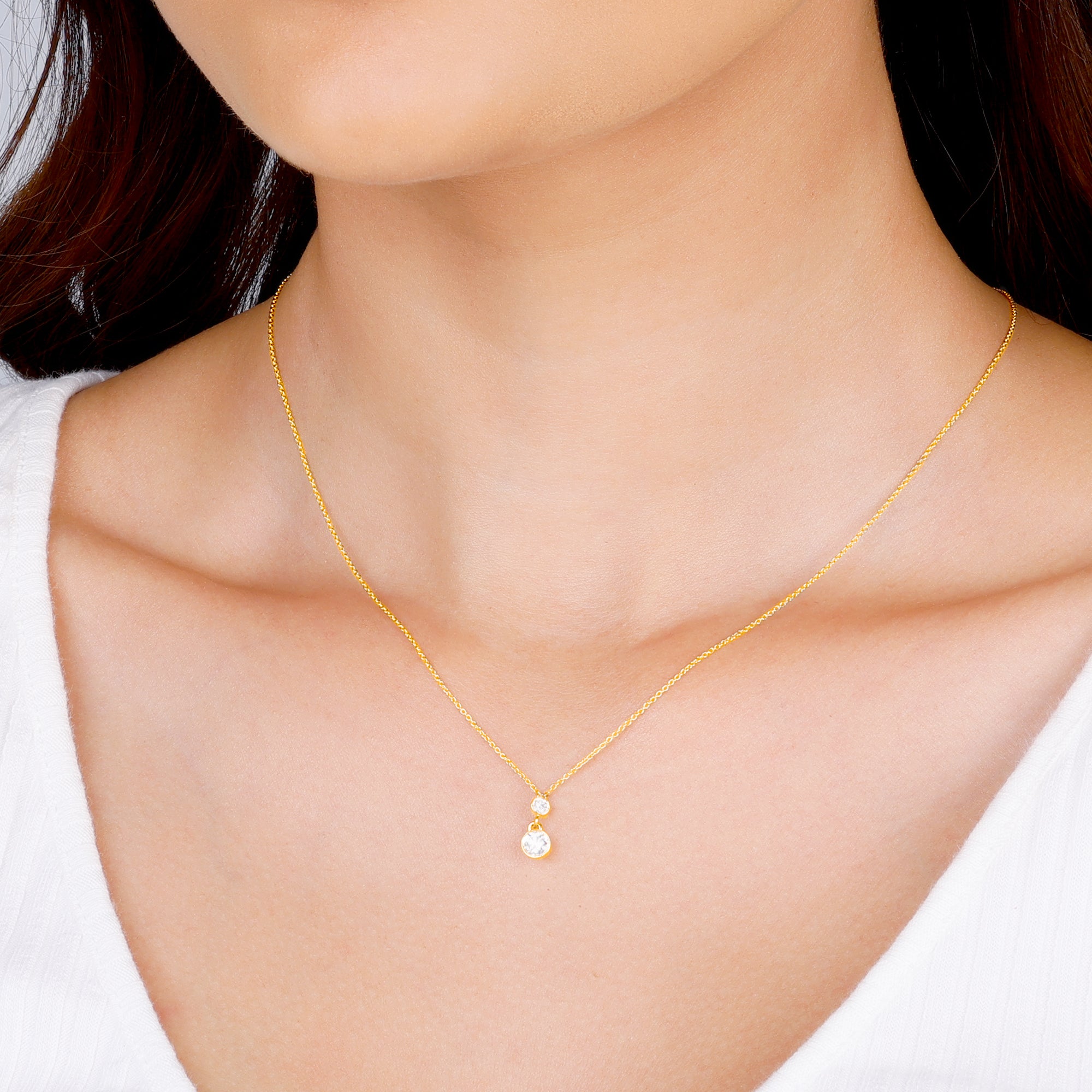 Thin gold chain store with small diamond