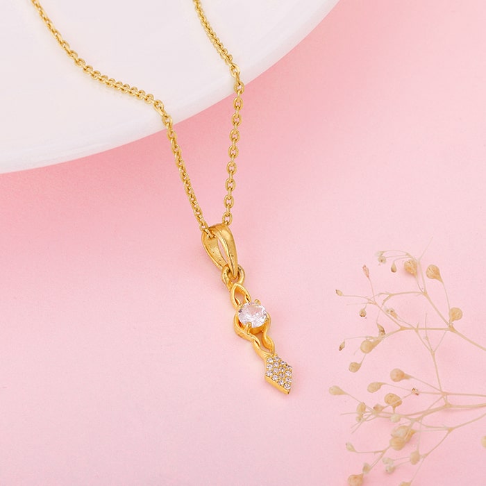 Golden Sparkling Arrowhead Pendant With Link Chain