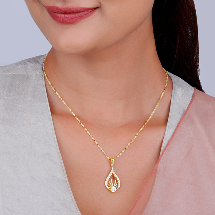 Golden Glint Pendant With Link Chain