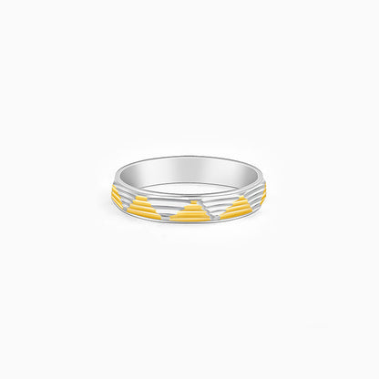 Men's dual-tone silver and gold band with zigzag pattern, symbolizing bold and timeless style.
