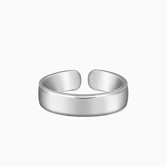 Classic silver men's ring with bold and stylish design