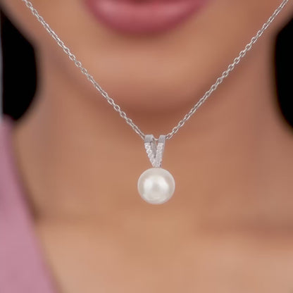 Silver Pretty in Pearl Pendant With Link Chain